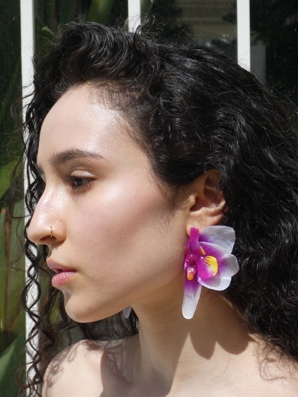 Grande boucle d’oreille orchidée aux nuances de violet, fuchsia et blanc
