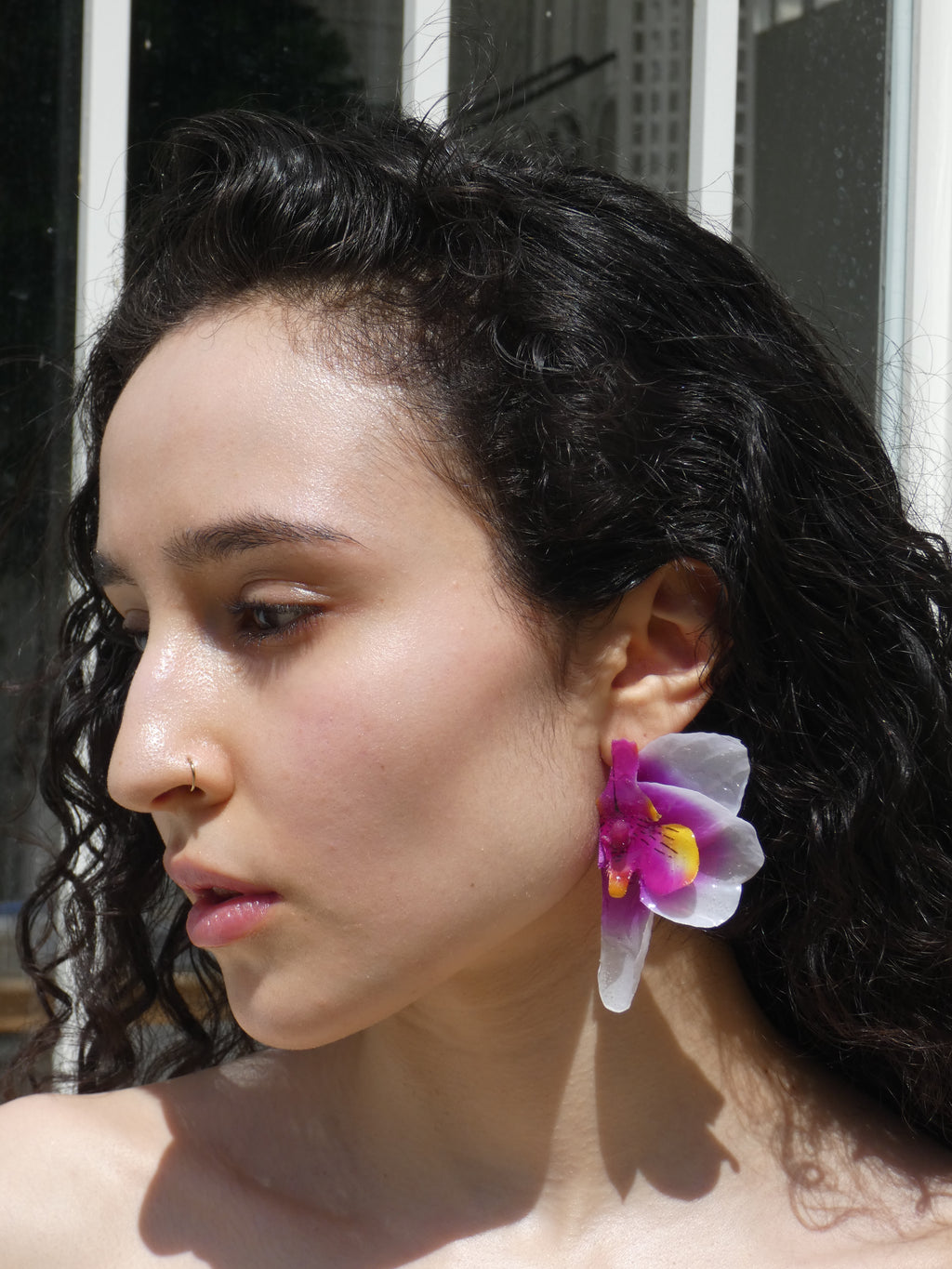 Création florale artisanale inspirée d’une orchidée violette aux détails lumineux
