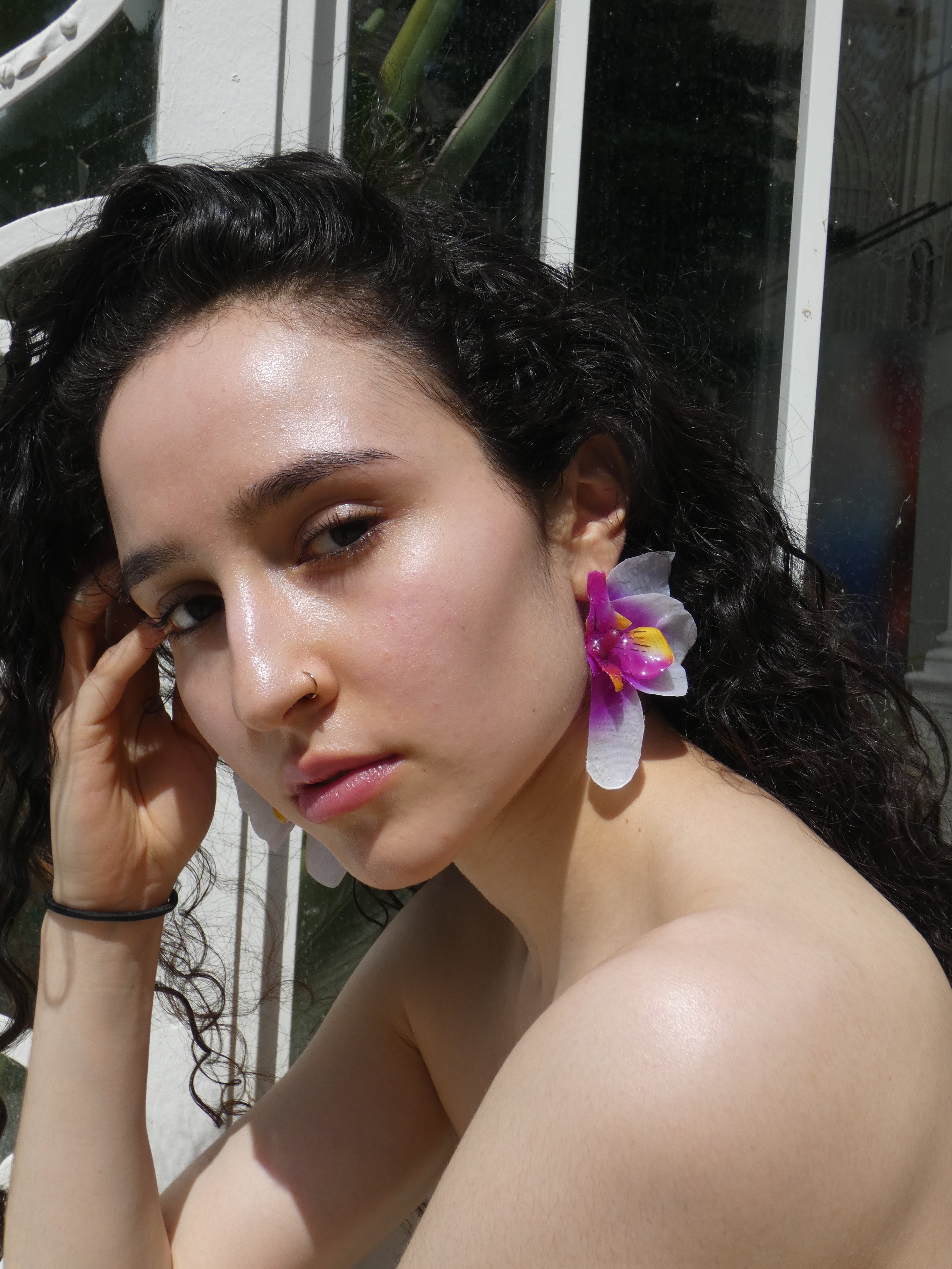 Bijou floral violet et blanc inspiré des orchidées tropicales