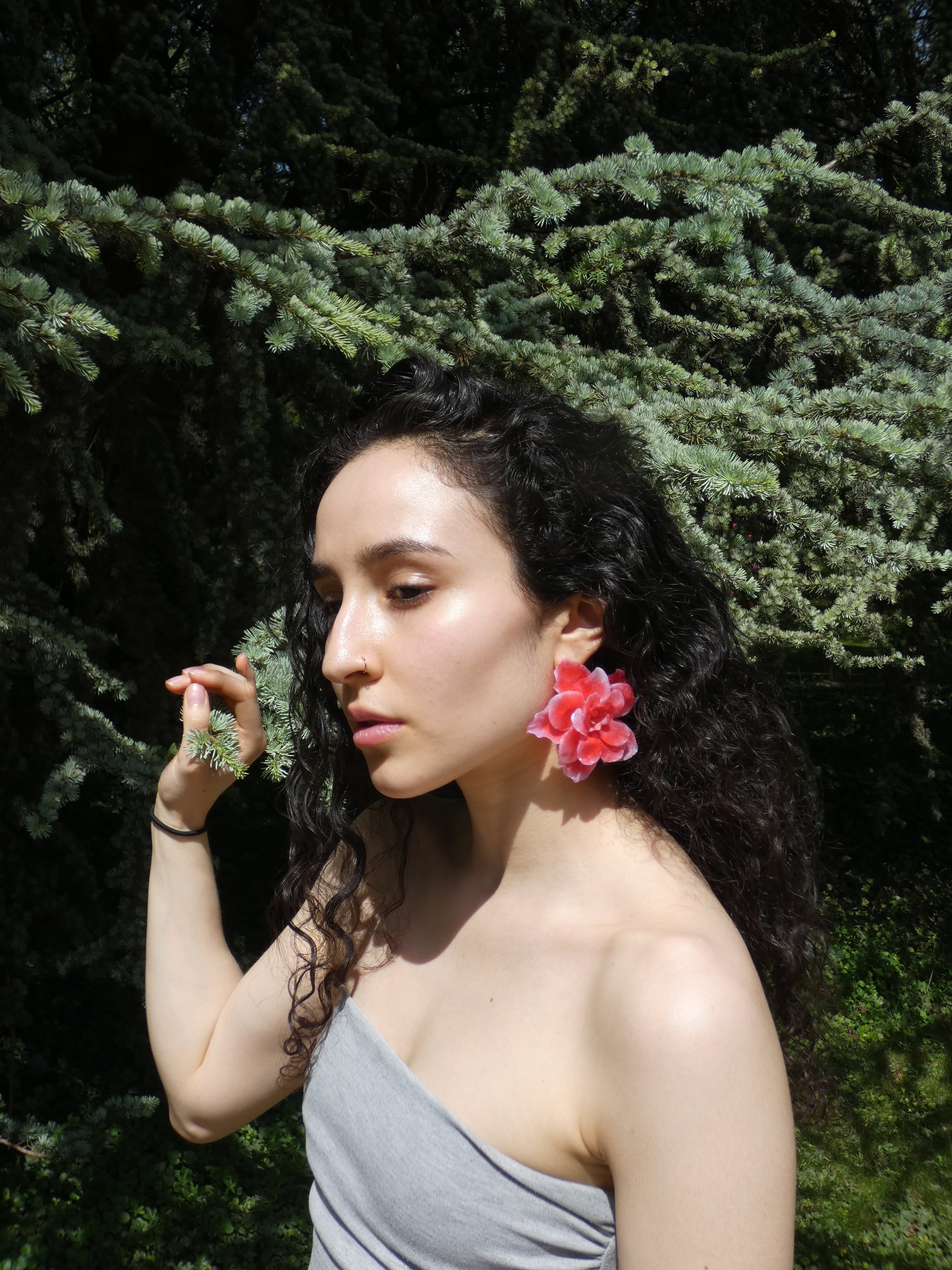 Grande fleur rouge corail transformée en boucle d’oreille légère et élégante
