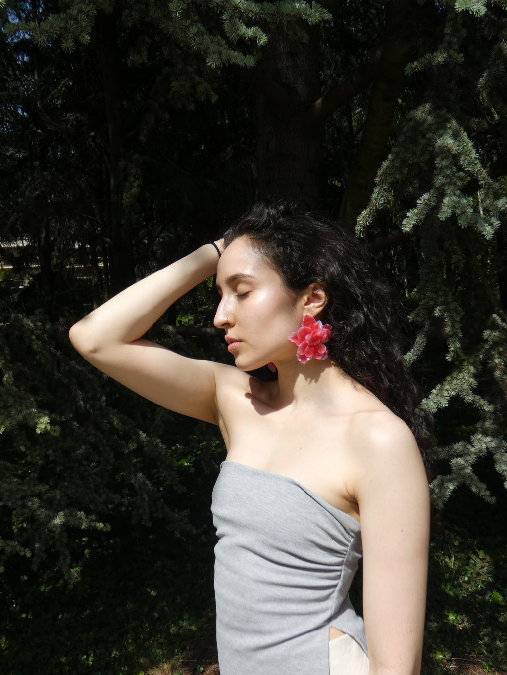 Création florale artisanale rouge corail portée avec une tenue estivale