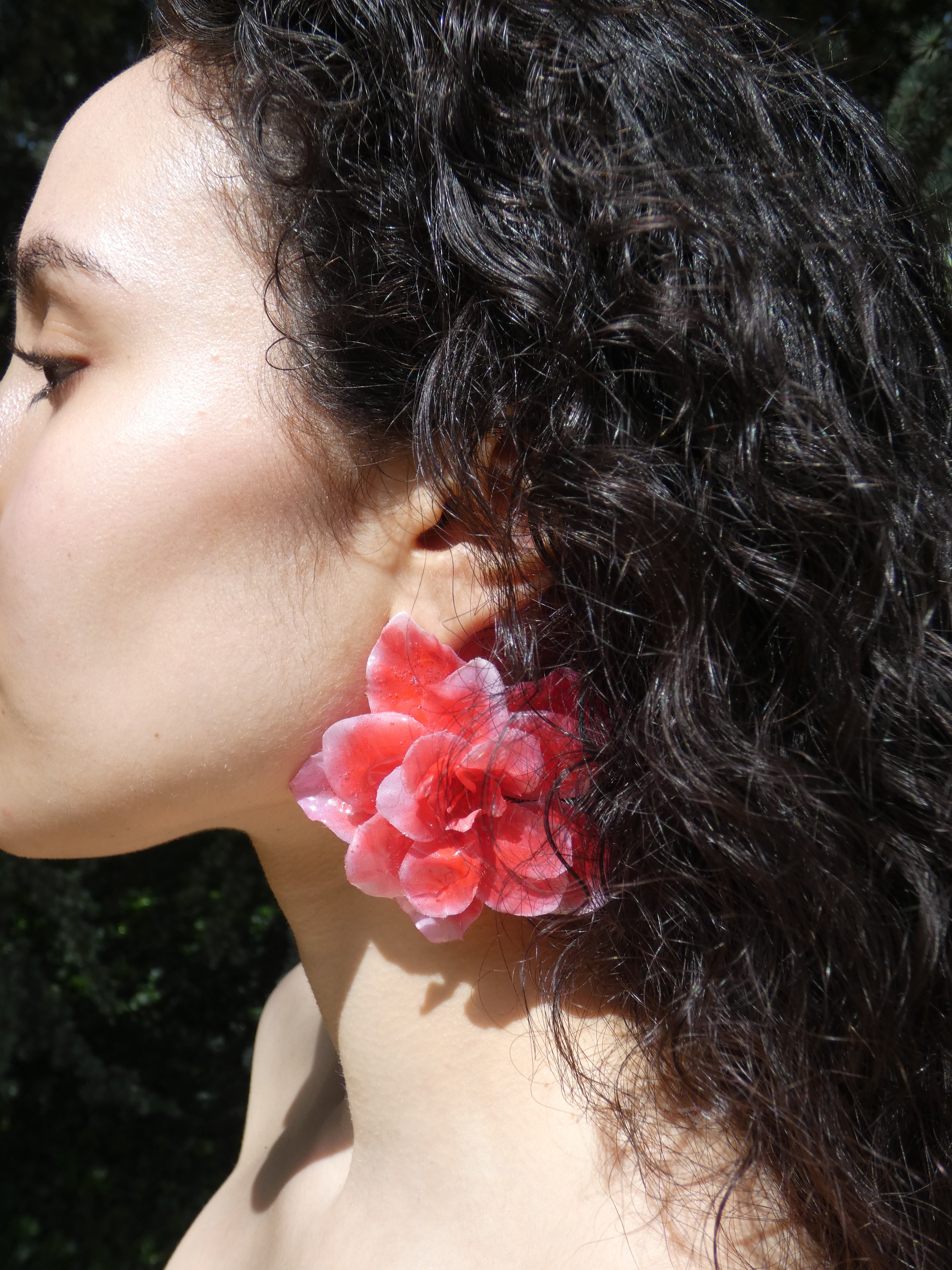 Boucle d’oreille fleur rouge vif vue sous un autre angle