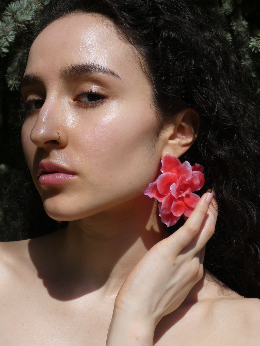 Bijou floral rouge corail inspiré des fleurs tropicales porté par un modèle