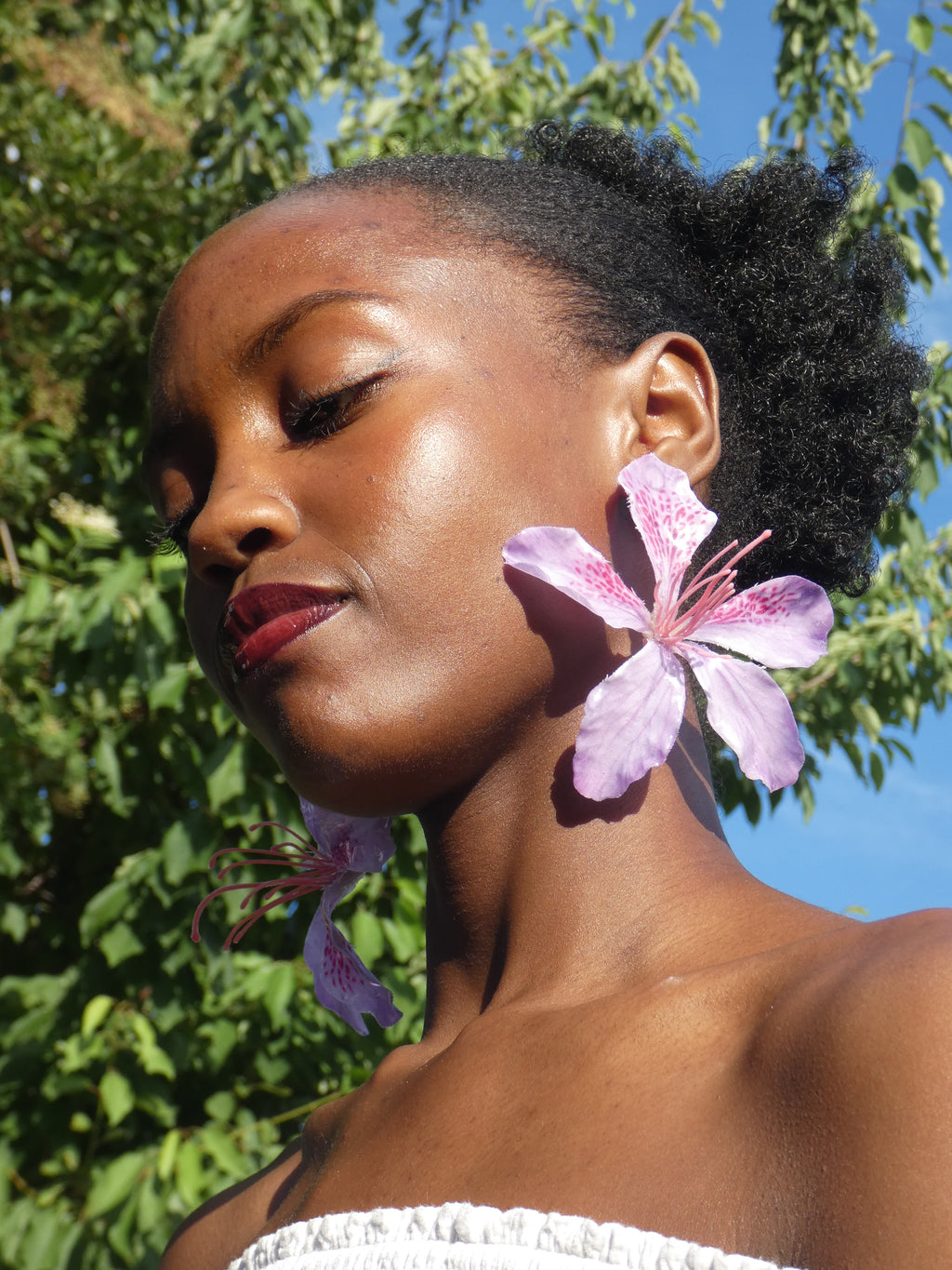 Grande boucle d’oreille florale violette pastel artisanale vue portée