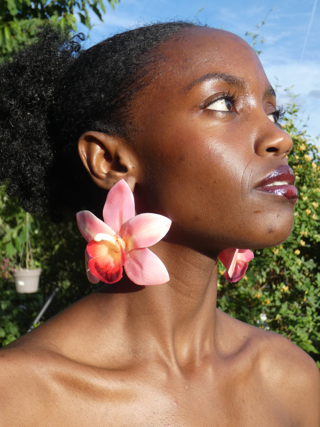 Grande boucle d’oreille orchidée artisanale aux nuances de rose pastel et pêche