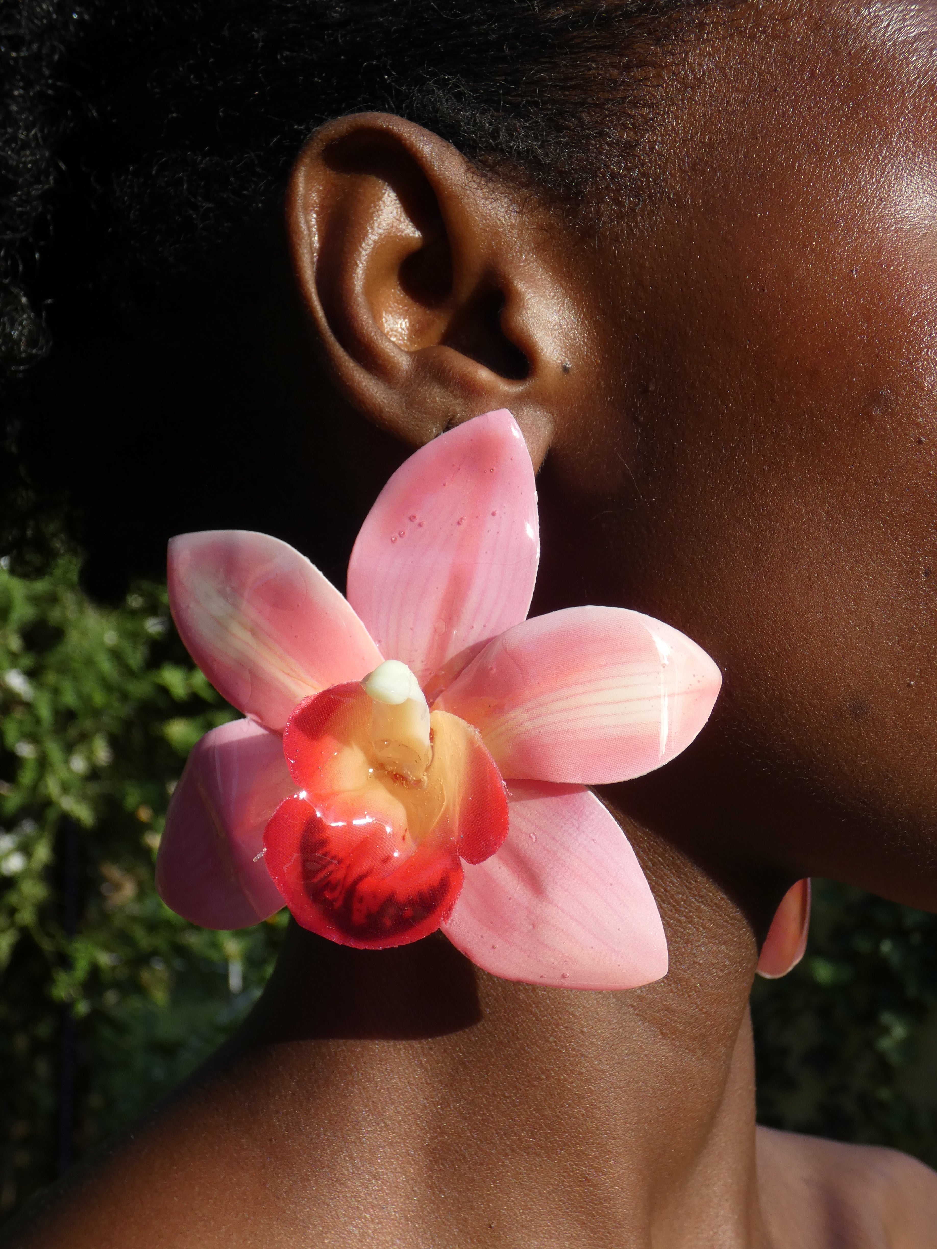 Boucle d’oreille orchidée rose poudré portée de profil
