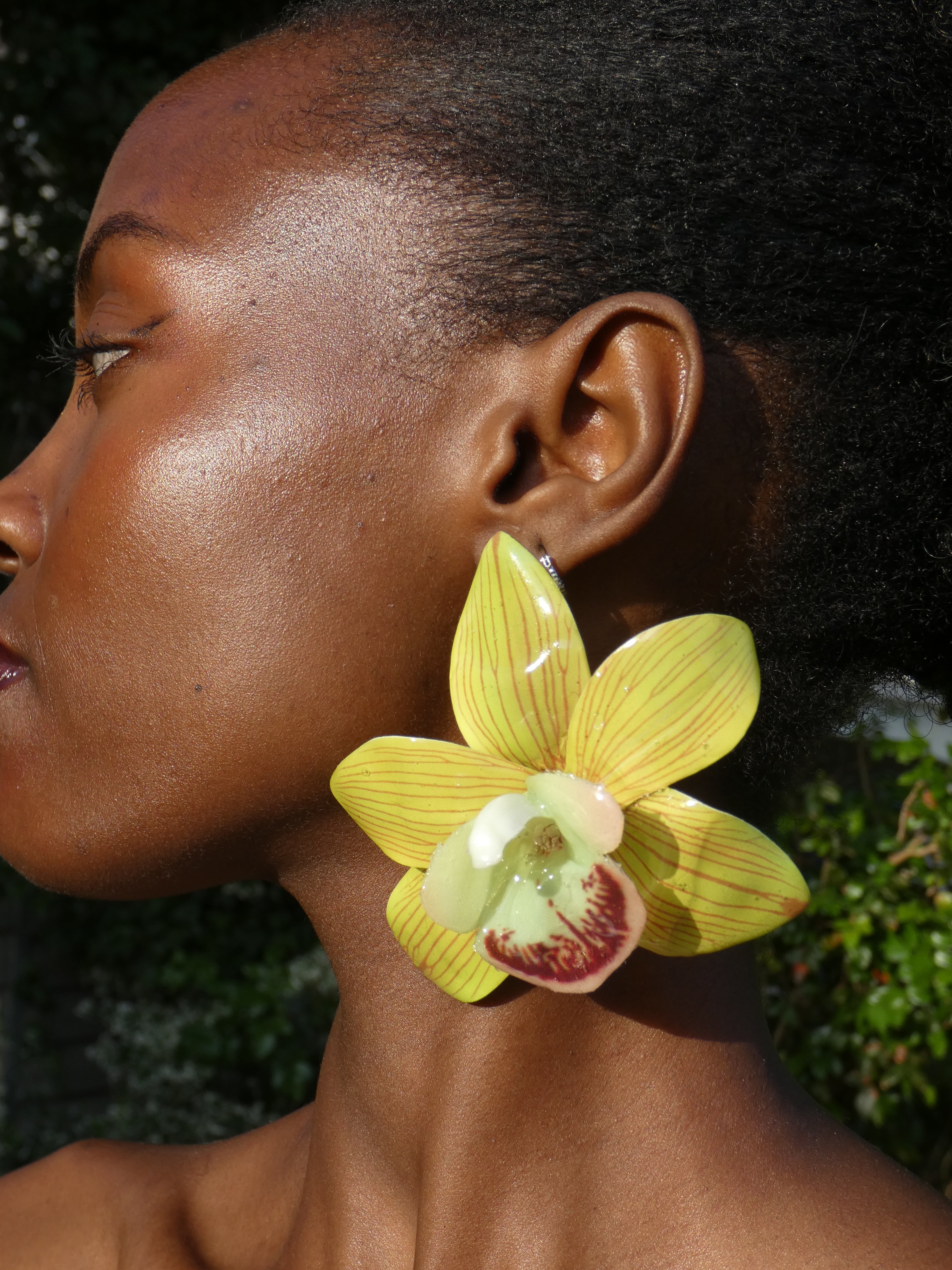Boucle d'oreille orchidée verte légère et élégante vue de côté