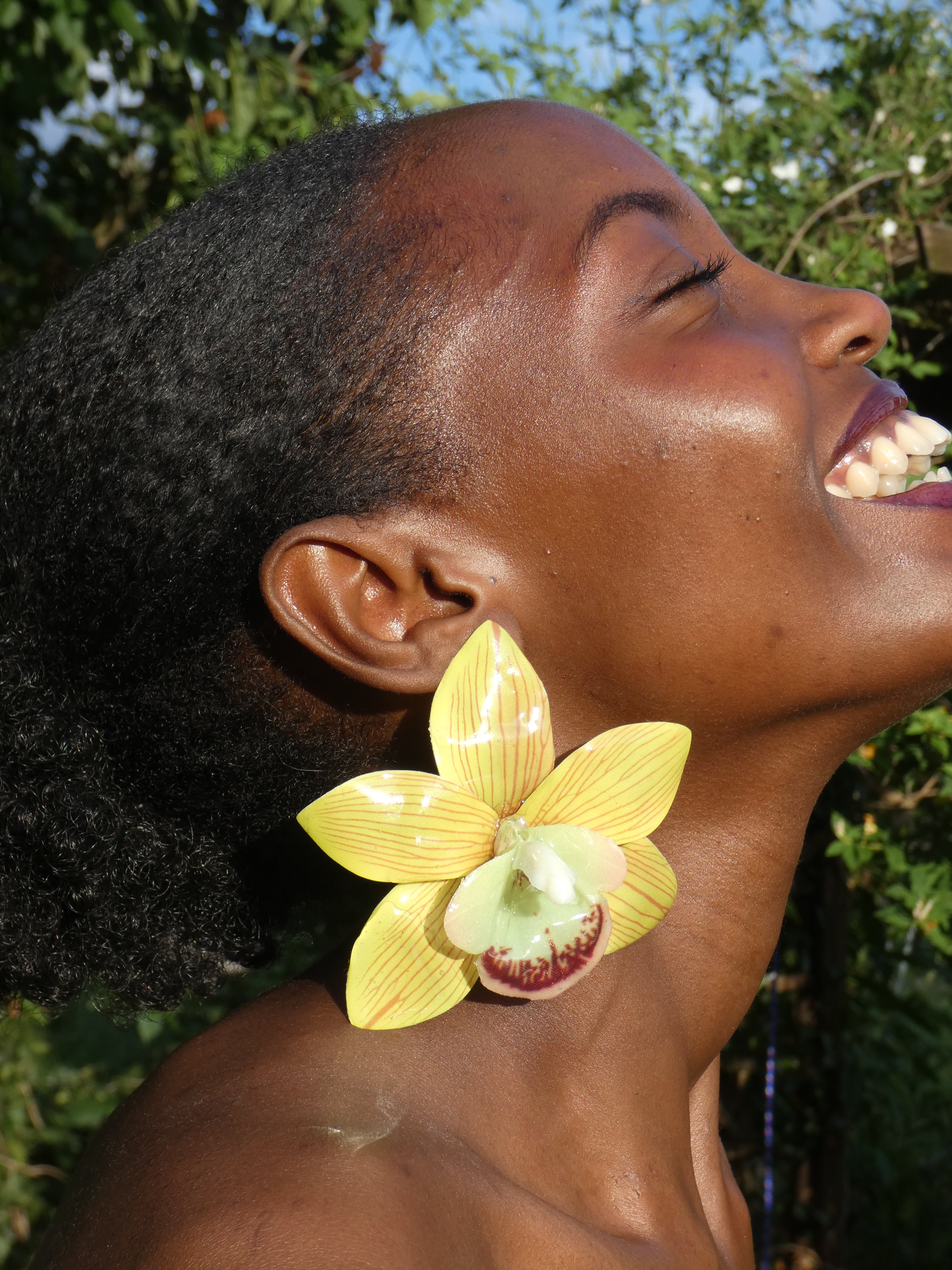Boucle d'oreille fleur orchidée vert anis portée de profil