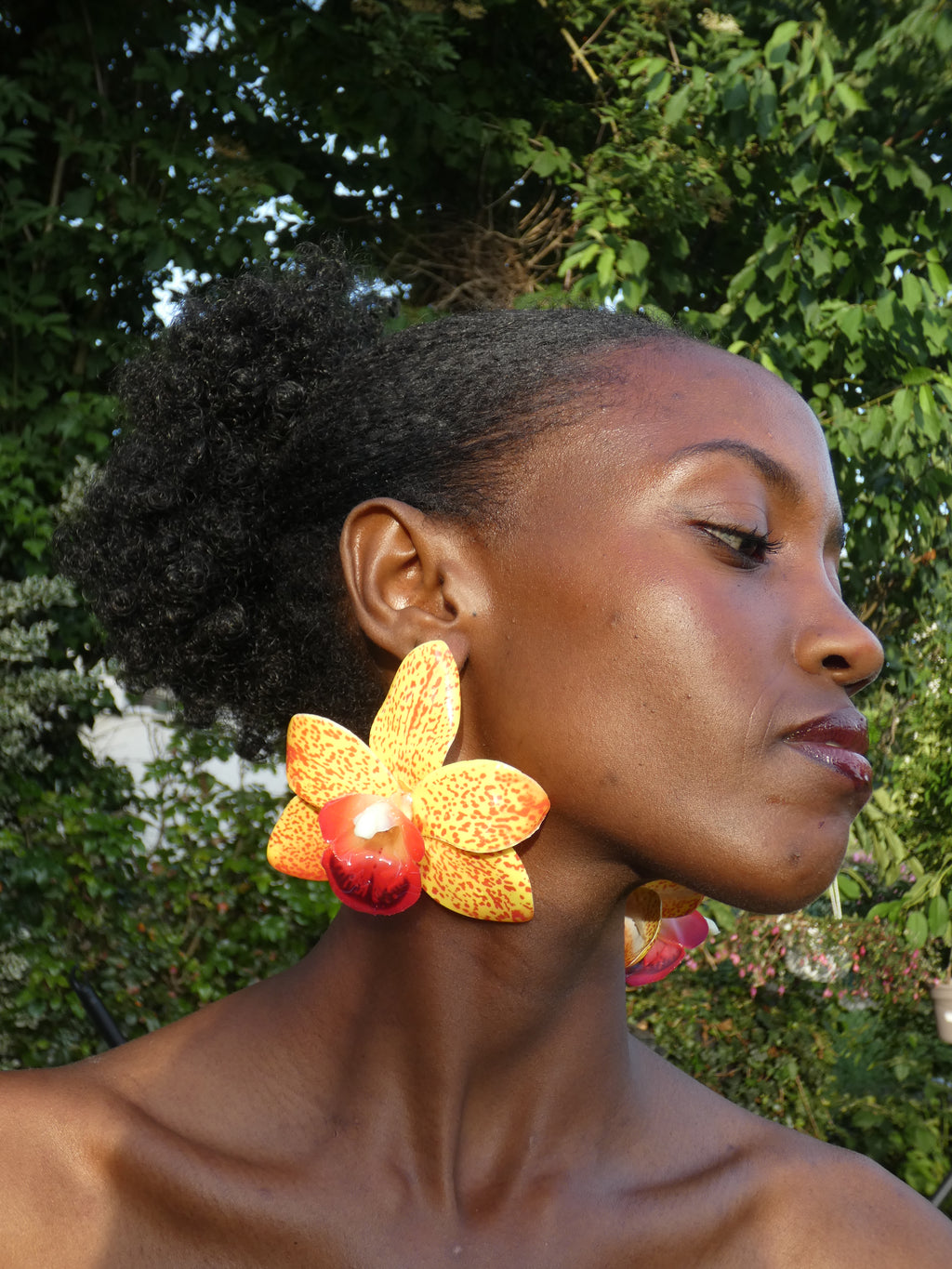 boucle d'oreille orchidée jaune tachetée inspirée des fleur exotiques 