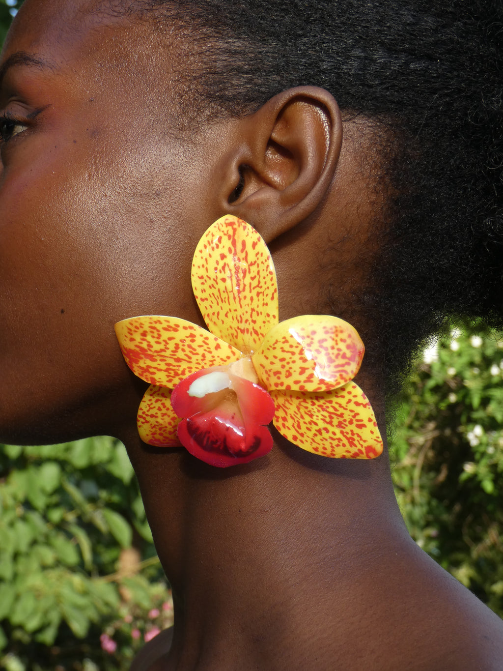 Boucle d'oreille orchidée tropicale jaune et orange vue de côté