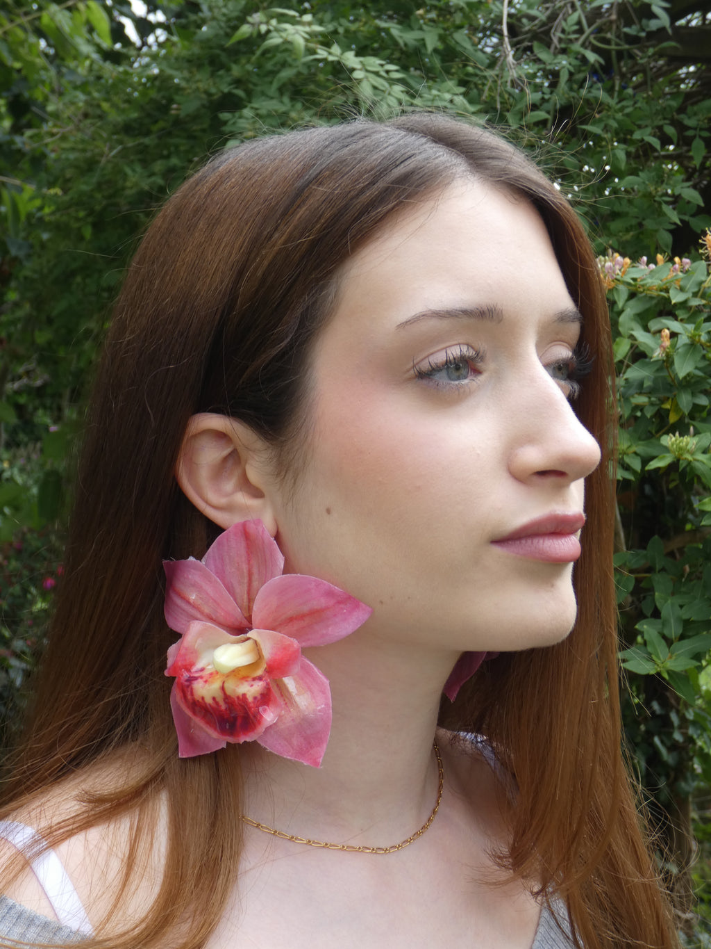 Boucle d'oreille fleur orchidée rose sculpturale portées de profil