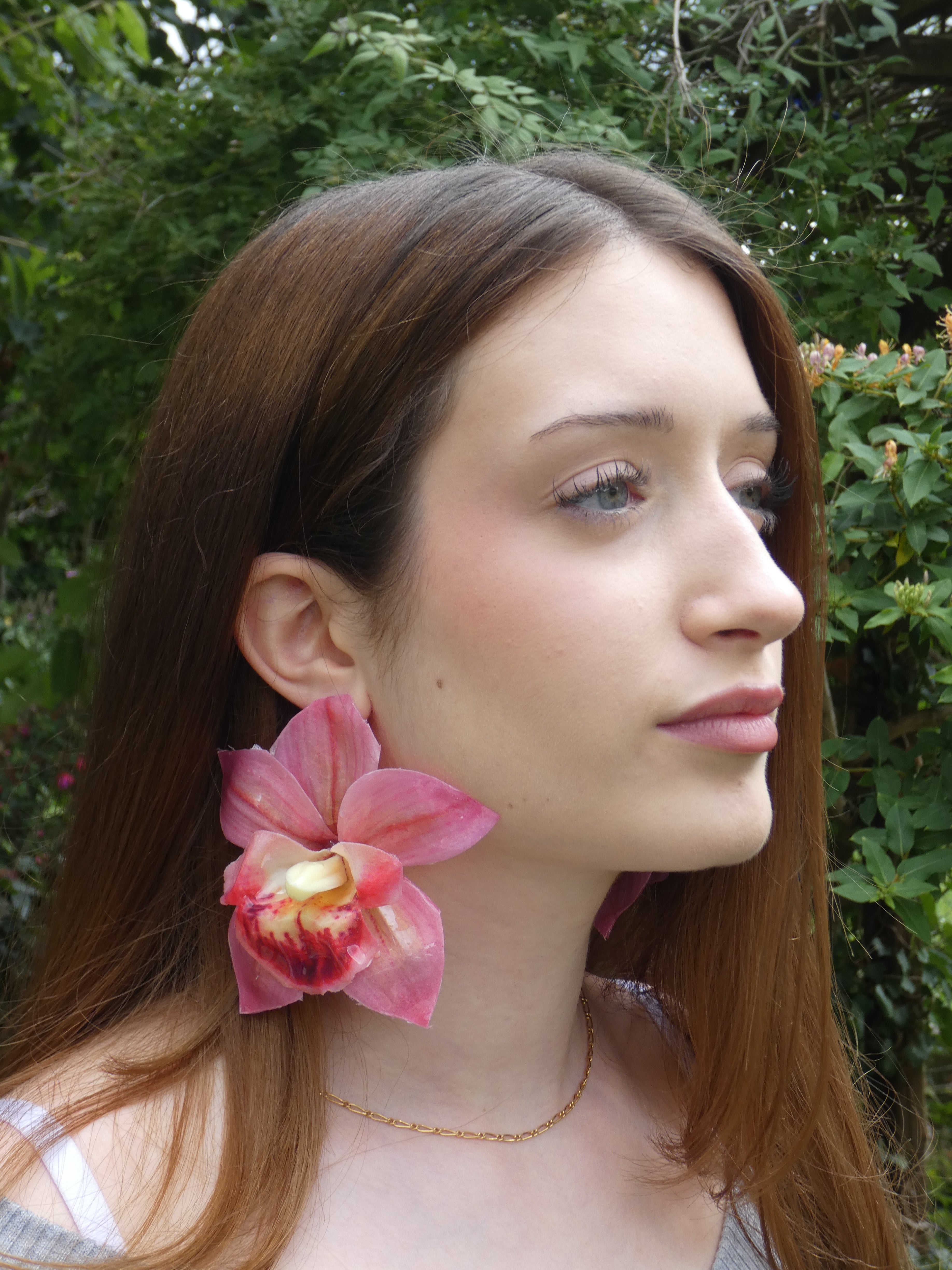 Boucle d'oreille fleur orchidée rose sculpturale portées de profil