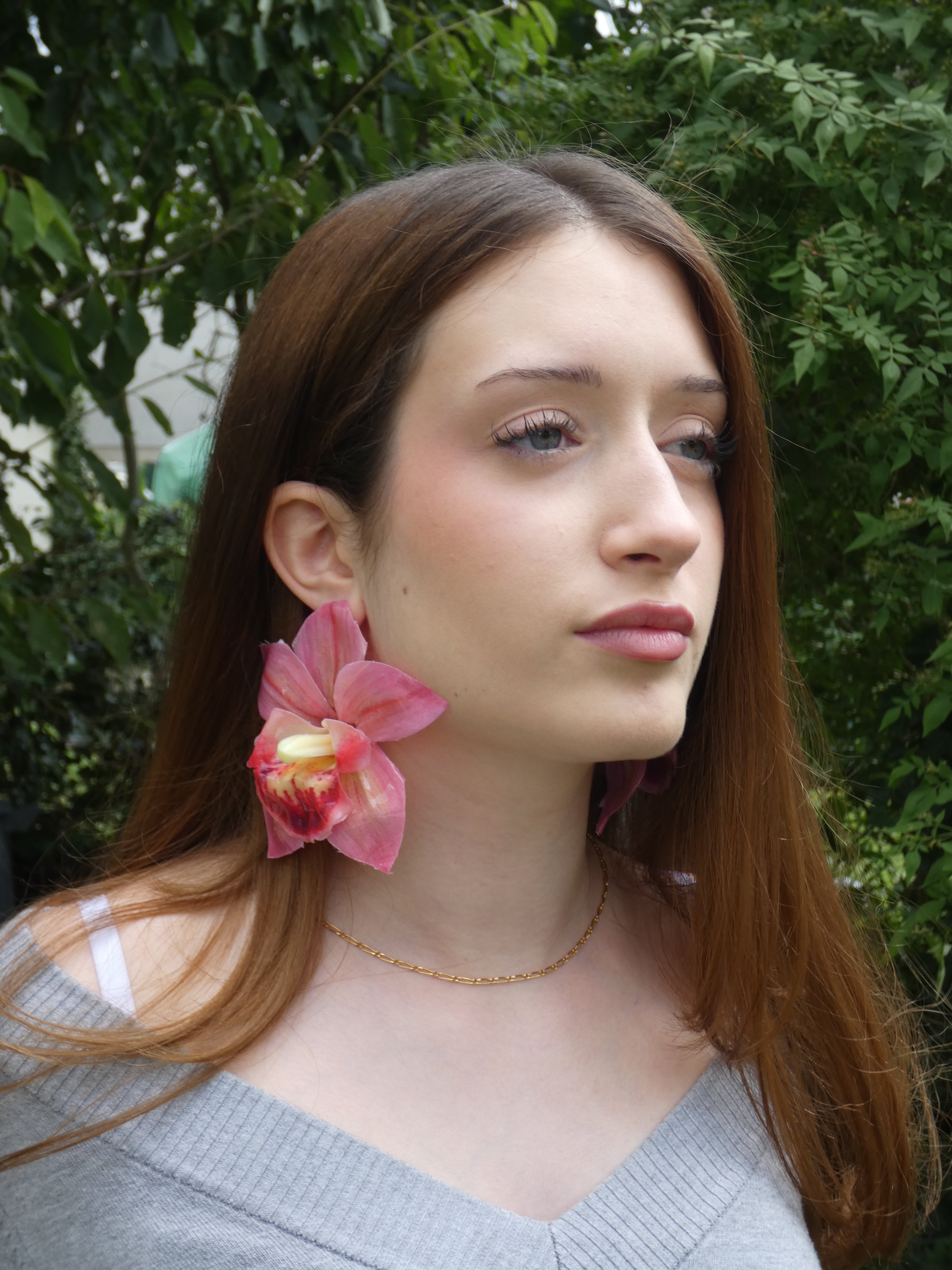 Boucle d'oreille fleur rose artisanale aux pétales rigides détaillées