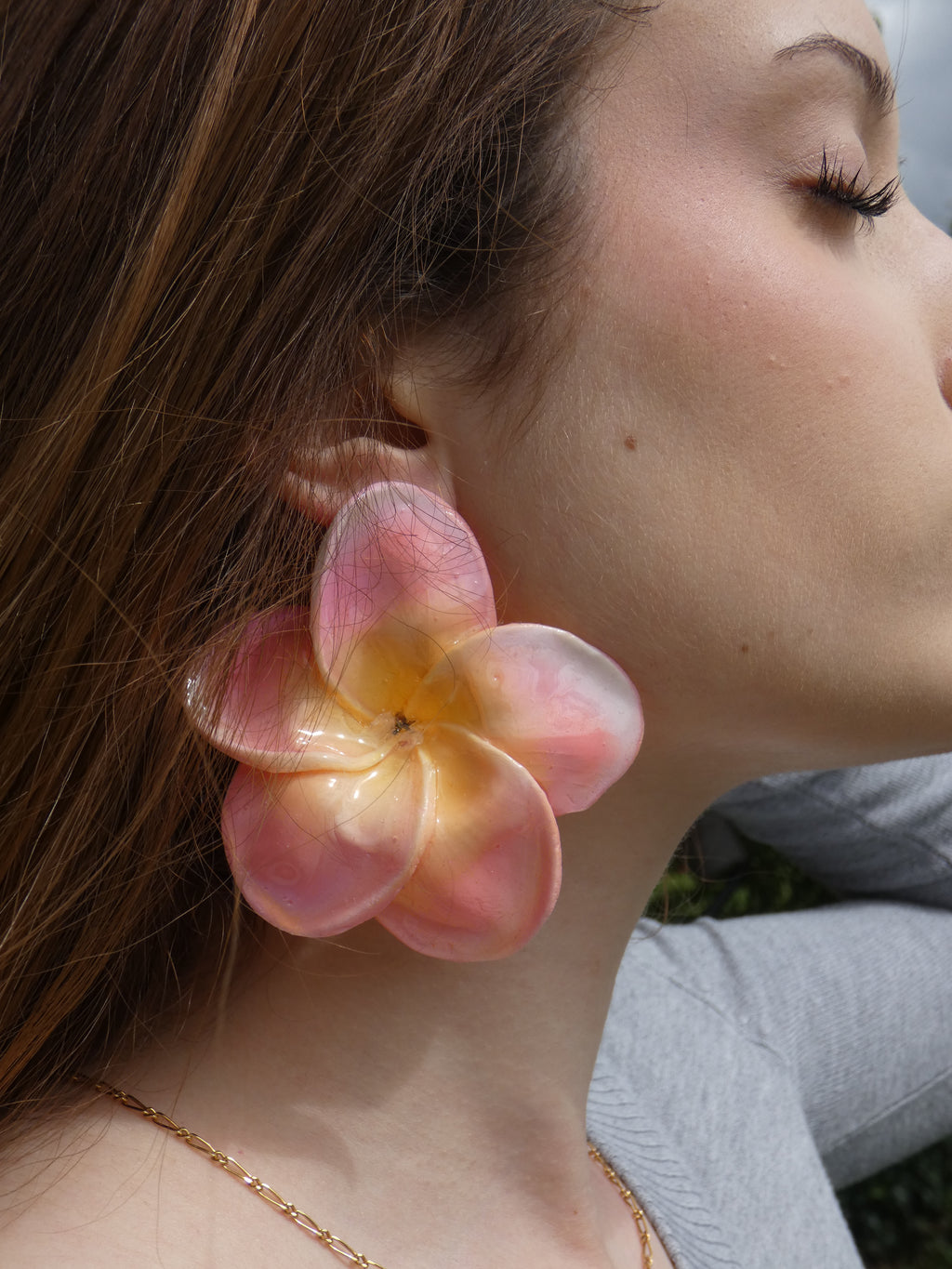 boucle d'oreille frangipanier rose et jaune portée de profil