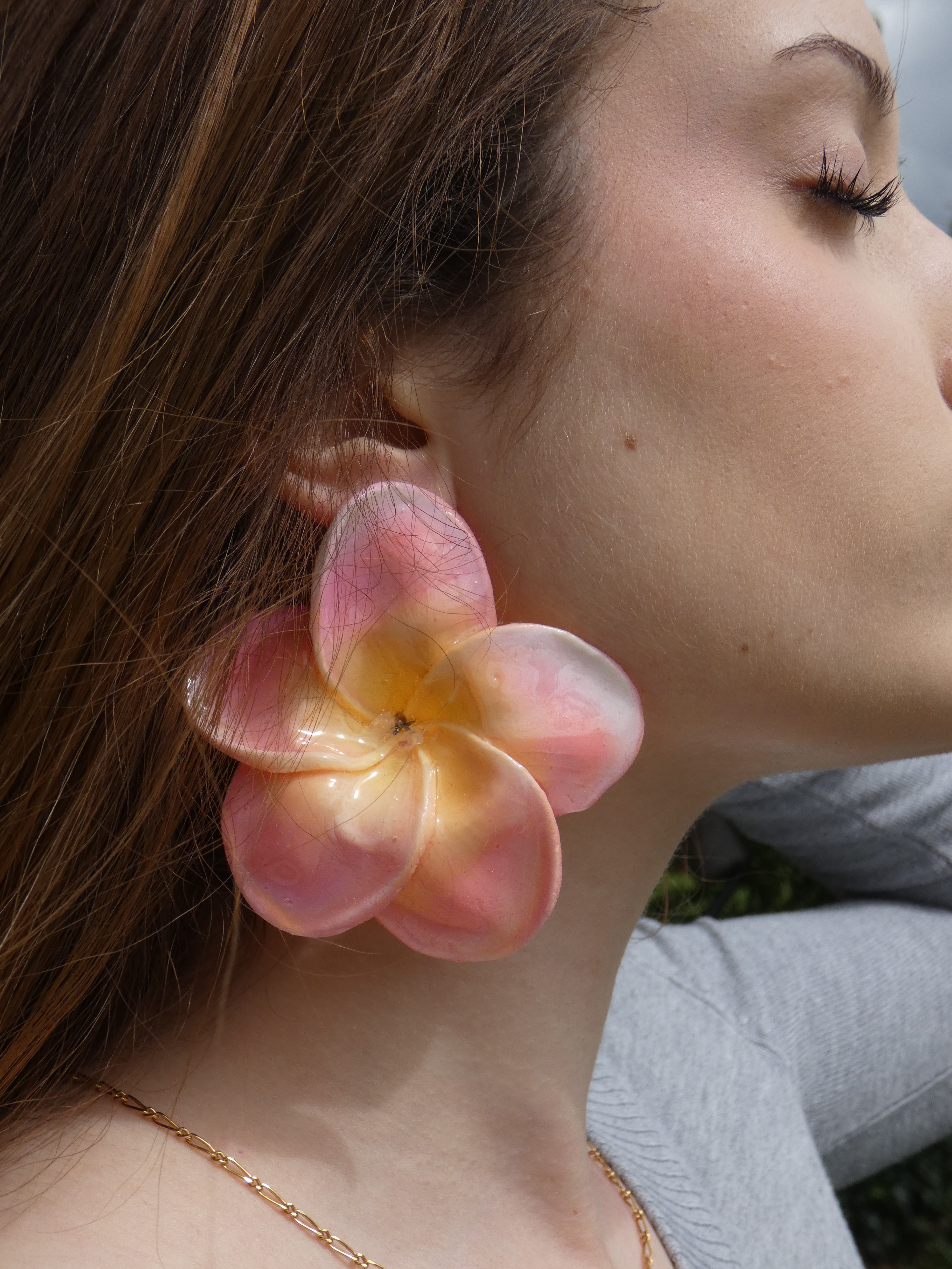 boucle d'oreille frangipanier rose et jaune portée de profil