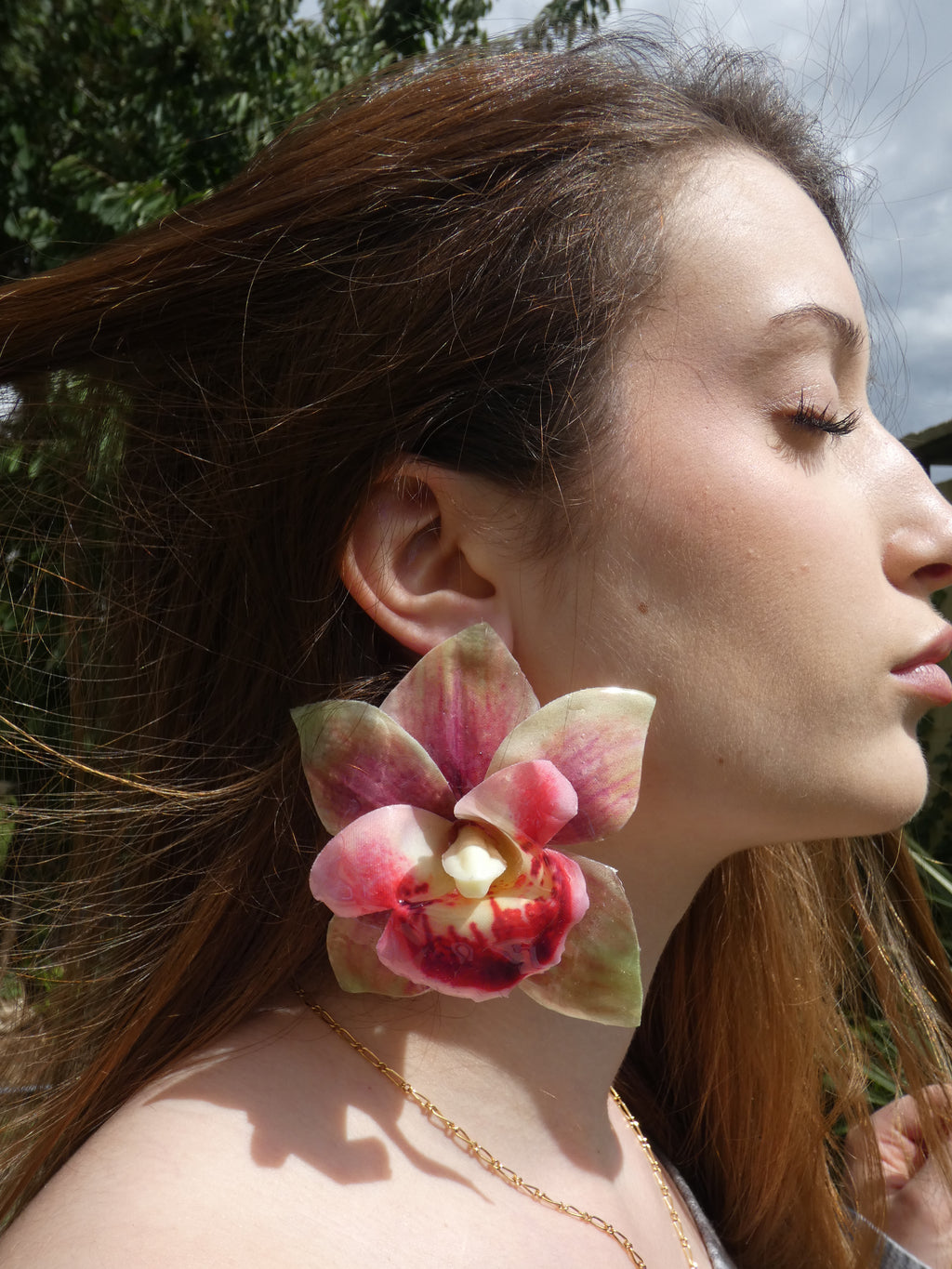 boucle d'oreille fleur orchidée rose et verte mille et une terres légères et artisanales