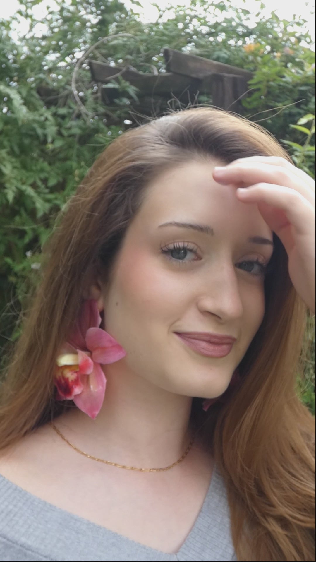 vidéo montrant les détails et la légèreté d'une paire de boucle d'oreille orchidée rose artisanale